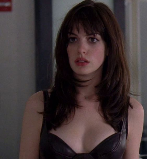 TheCinesthetic's tweet photo. anne hathaway in the devil wears prada (2006) https://t.co/3LQO6jshuq