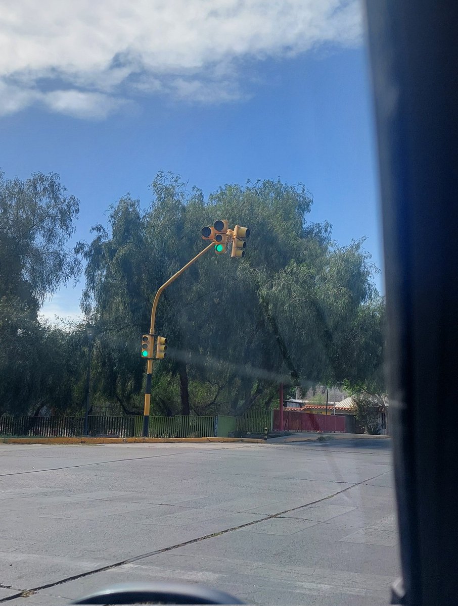 En el límite de Ciudad y Las Heras hay un semáforo que el rojo es negro. 
Por suerte los que frecuentan la zona te avisa... 
<a href="/MATIPASCUALETTI/">Matias Pascualetti</a>