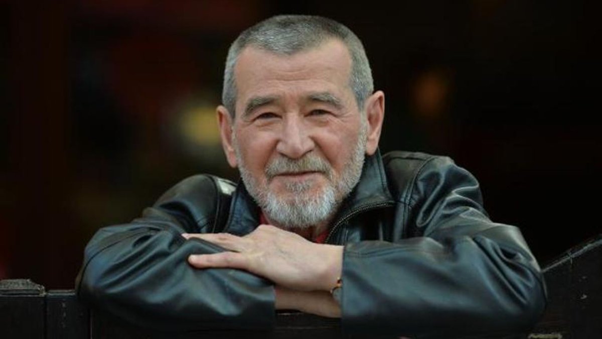 Aşk Bitti

Bir aşk nasıl biterse öyle bitti bu aşk da 
Uzun bir hastalık gibi
Aralıksız dinlediğim alaturka bir fasıl gibi 
Gökyüzüne bakmayı, dostlara mektup yazmayı 
Çiçekleri sulamayı unutmuşluğum gibi 
Bitti. 
Bir aşk nasıl biterse öyle bitti bu aşk da 
Yürümeyi yeniden