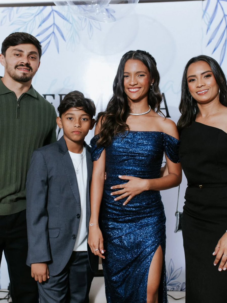 supportrayssa's tweet image. Por onde quer que ela vá, eles sempre vão estar lá! 🥹🤍

📸 | rayssalealsk8 em seu insta feed.