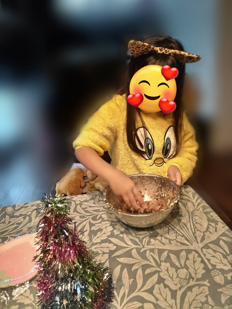 tomumaruchan2's tweet image. おはようございます😊

昨日はお姉ちゃん家に
遊びに行きました🚃

姪っ子ちゃんは将来アイドルに
なりたいそうで
一緒にダンスをしたり
まるこおばちゃんはヘトヘト😂

おやつに一緒にクッキー🍪を
焼きました
可愛いのが沢山出来ました
🧡⭐️🐰

子供は見る度に心身共に成長
していて眩しいですね✨️