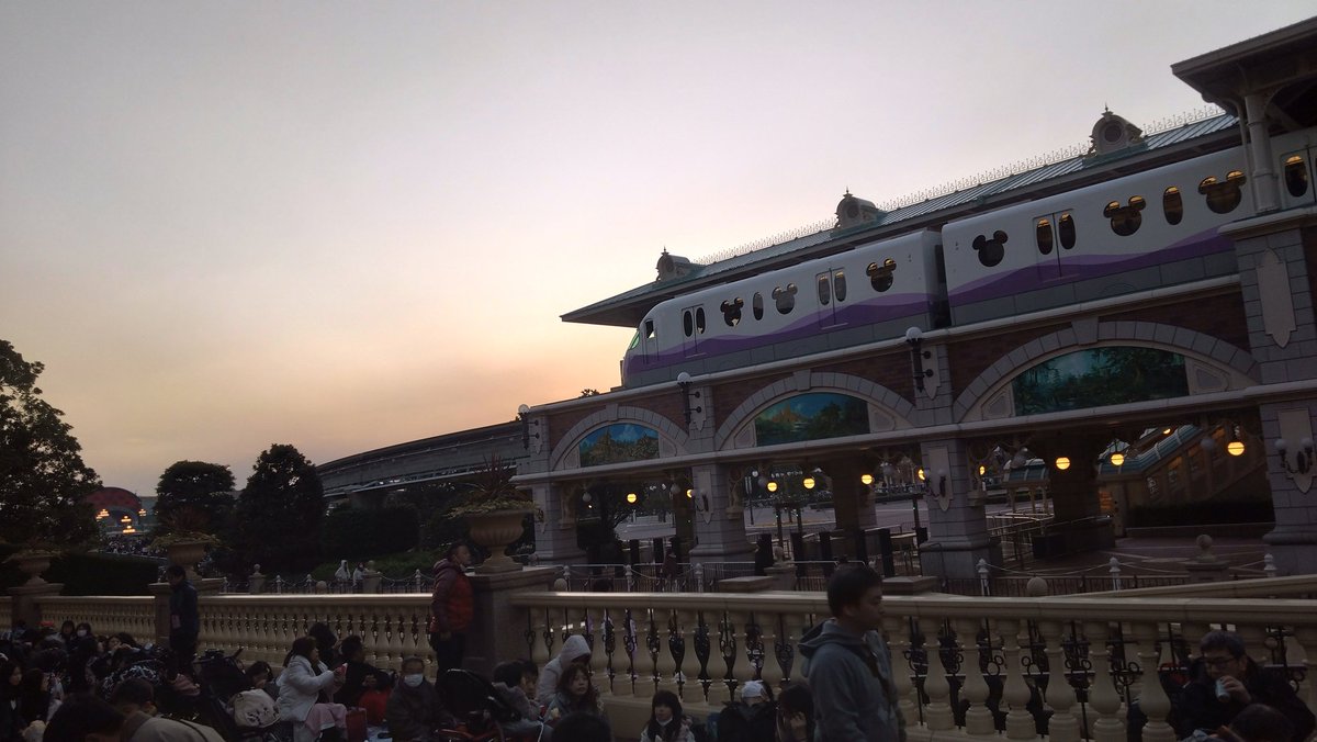 sayonaomomo's tweet image. 競馬場の開門ダッシュ以上並んでる。。
朝6時半やで😇
ユニバが懐かしい（笑）