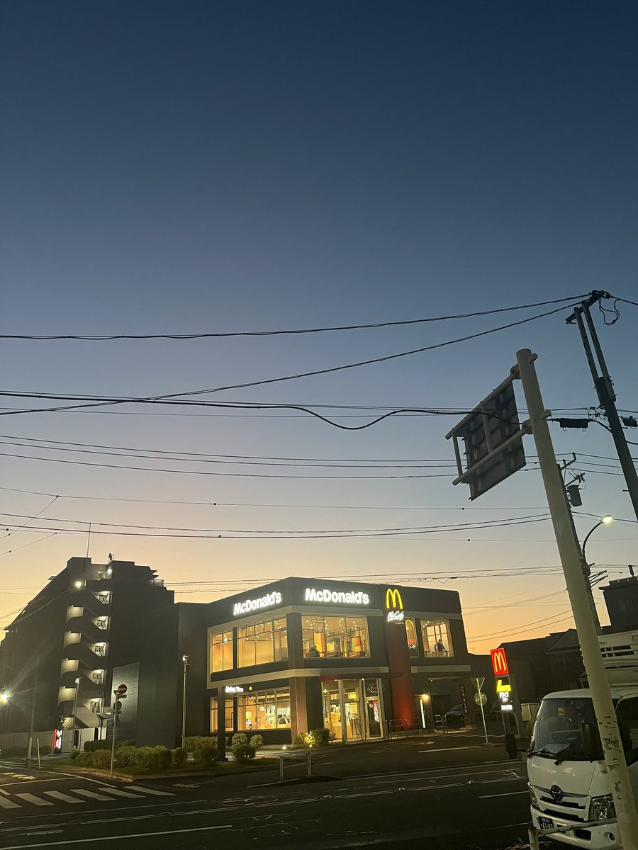 piccolo5655's tweet image. おはよー月曜日
マックの店内灯と朝焼けが同じ色でした。

しおかぜ公園でのドッグイベント最終日
ドッグシャンプーのピッコロMD10
^ ^