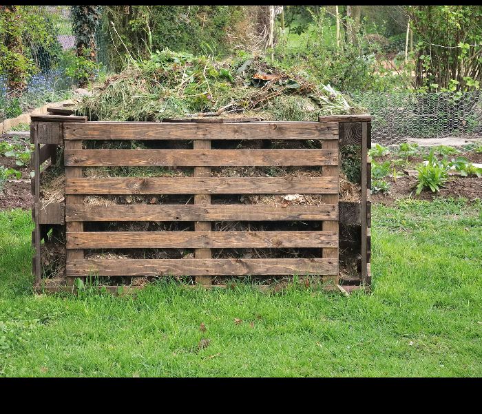 MANIRAFASHAAlb2's tweet photo. Compost manure is made by decomposing organic materials like crop residues, kitchen waste, and animal droppings. It improves soil fertility, structure, and water retention, making it a sustainable and low-cost fertilizer for farmers.
#compostmanure
#soilhealth https://t.co/ubqlHfOQEX