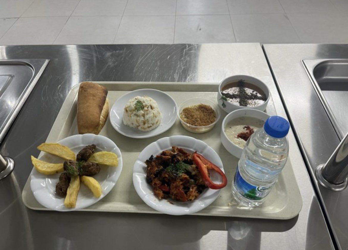 ZamHaberAjans's tweet photo. Bandırma Kuş Cenneti yurdunda kalan takipçimiz, göstermelik sunumu yapılan menü ve ögrencilere verilen menüyü paylaştı. https://t.co/9pStnUpwsz