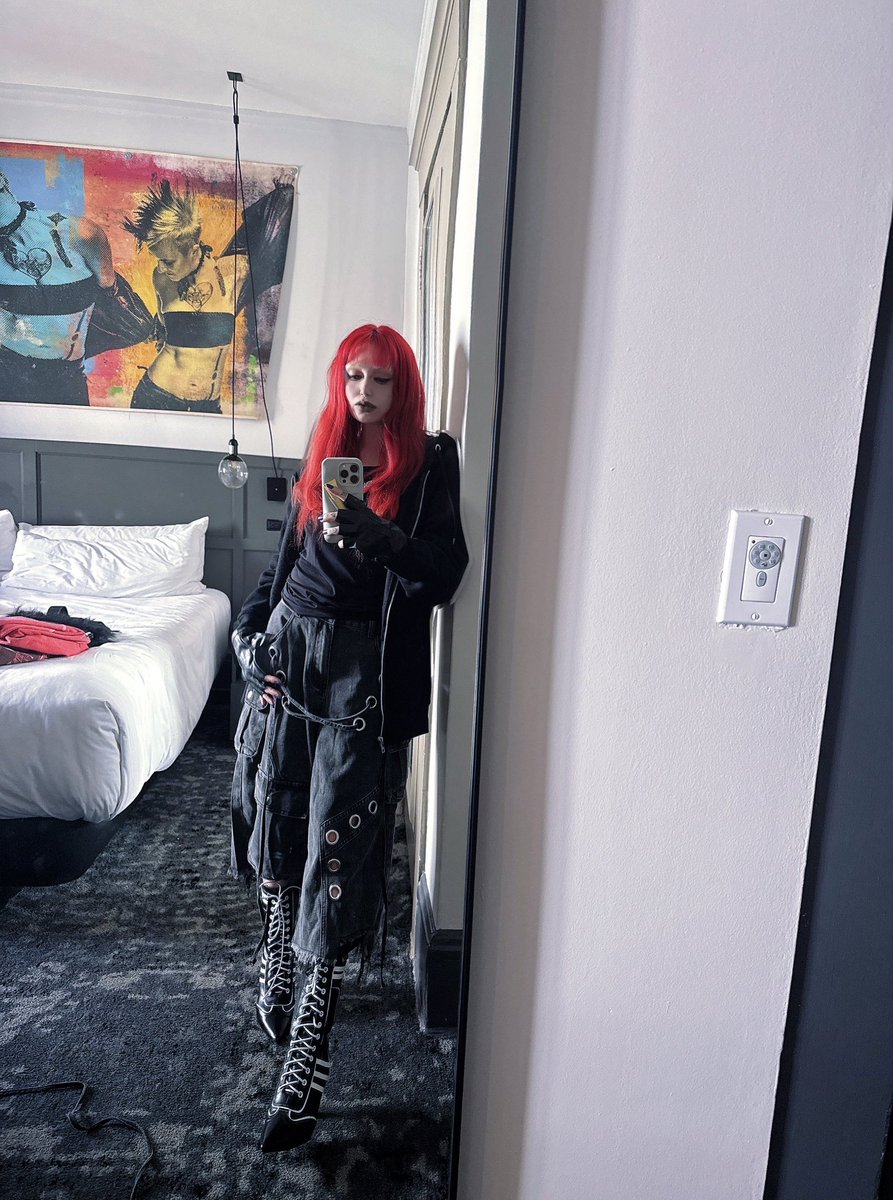 Alondoll__'s tweet photo. @billieeilish tour 🖤 https://t.co/JSdGmlmNJs