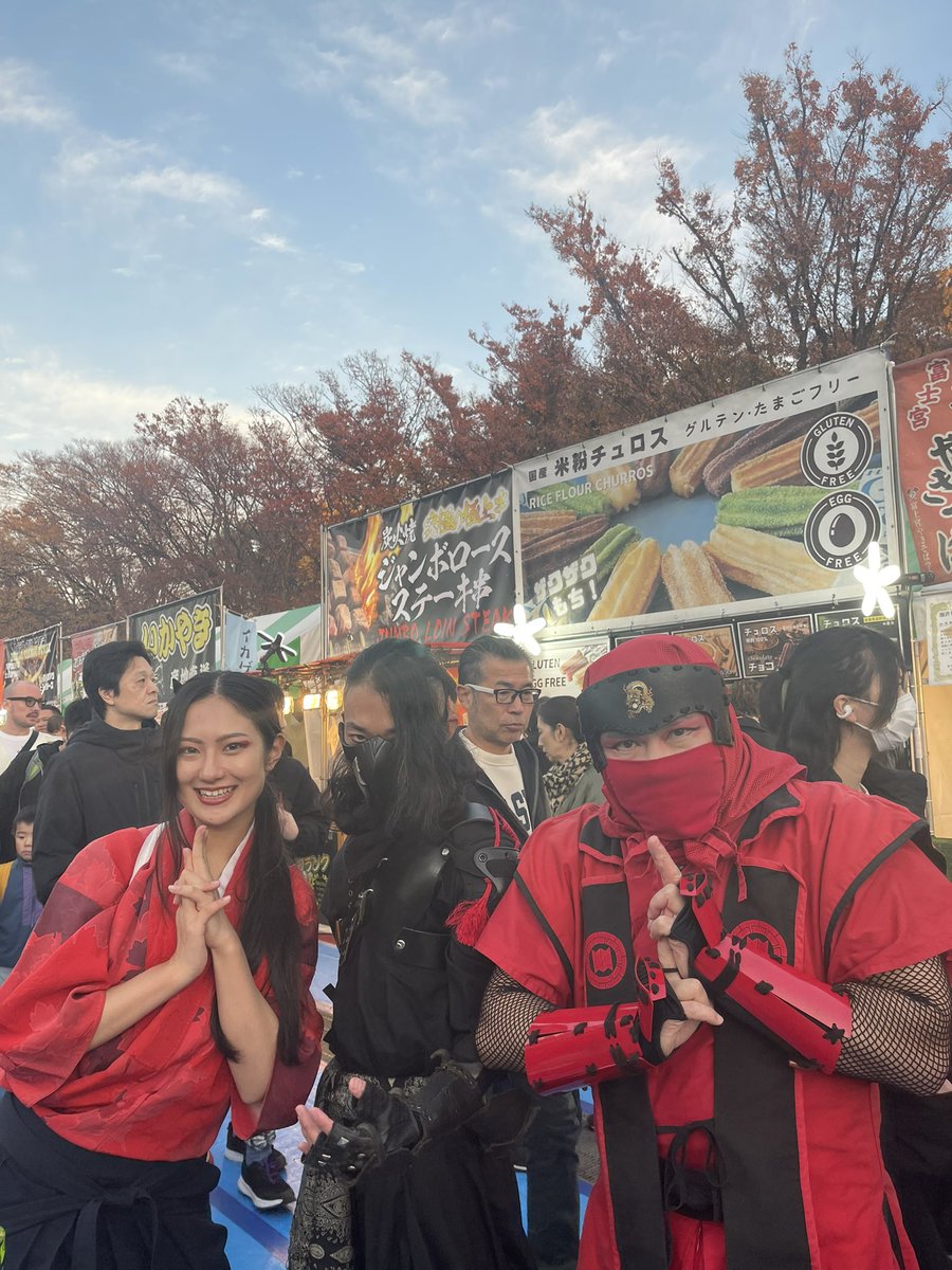 東京の上野公園で伊賀ninjaフェスタが11月22日〜24日まで開催されています。
世界中から沢山の観光客が来て混雑してました😊
フォロワーさんからも話しかけて頂けたり、『千の風になって』の歌手の秋川雅史さんと肩が擦れるほどの近さですれ違いました‼️
色んな体験が出来てとても良かったです✨✨