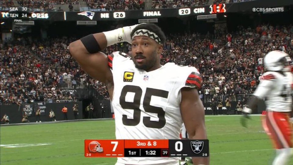 NFLFrascella's tweet image. Myles Garrett was IN SHOCK after Shedeur Sanders unbelievable throw downfield
