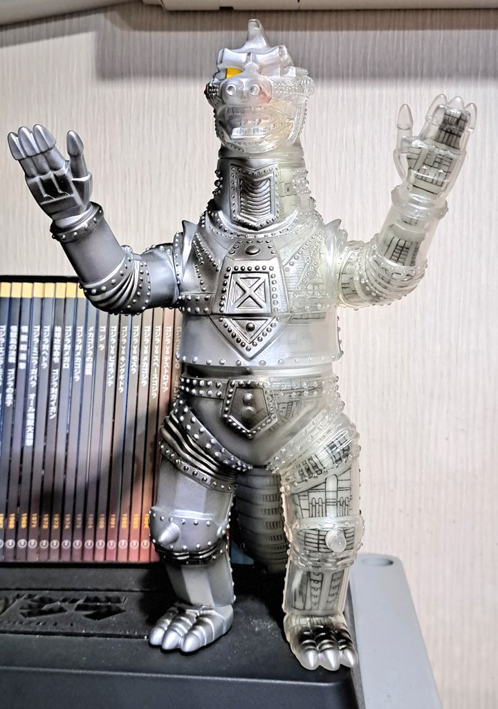 おはようございます～😎マルサン メカゴジラ休み中ずっと触ってた🤣顔