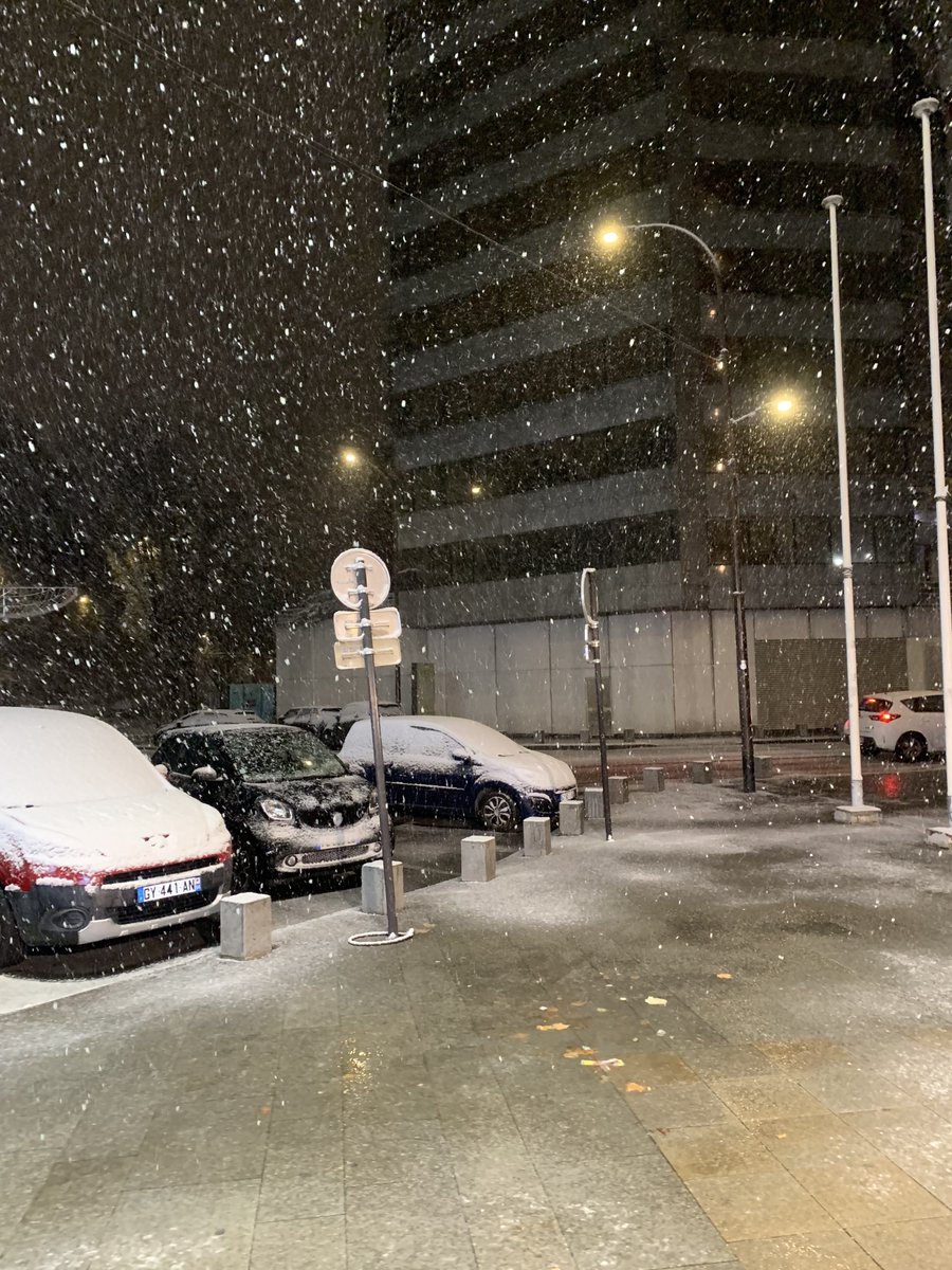 darkangeldown_'s tweet image. Le concert s’est terminé et la neige est tombée! Symbole de renouveau et de purification, pour moi, elle a représenté un signe. Après l’épreuve MAYHEM est venu le temps de la guérison. ❄️