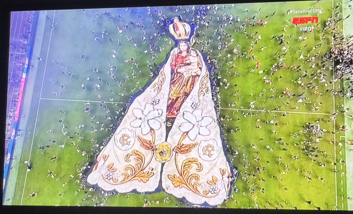 pedrocertezas's tweet image. 31 anos sem pisar na Série A e hoje o Remo subiu. Muita gente adulta nunca viu isso. Imagens espetaculares de crianças a idosos chorando nas arquibancadas e jogadores no campo. História absurdamente linda.

Agora, essa imagem aqui não tem condição nenhuma. Arrepiante demais.