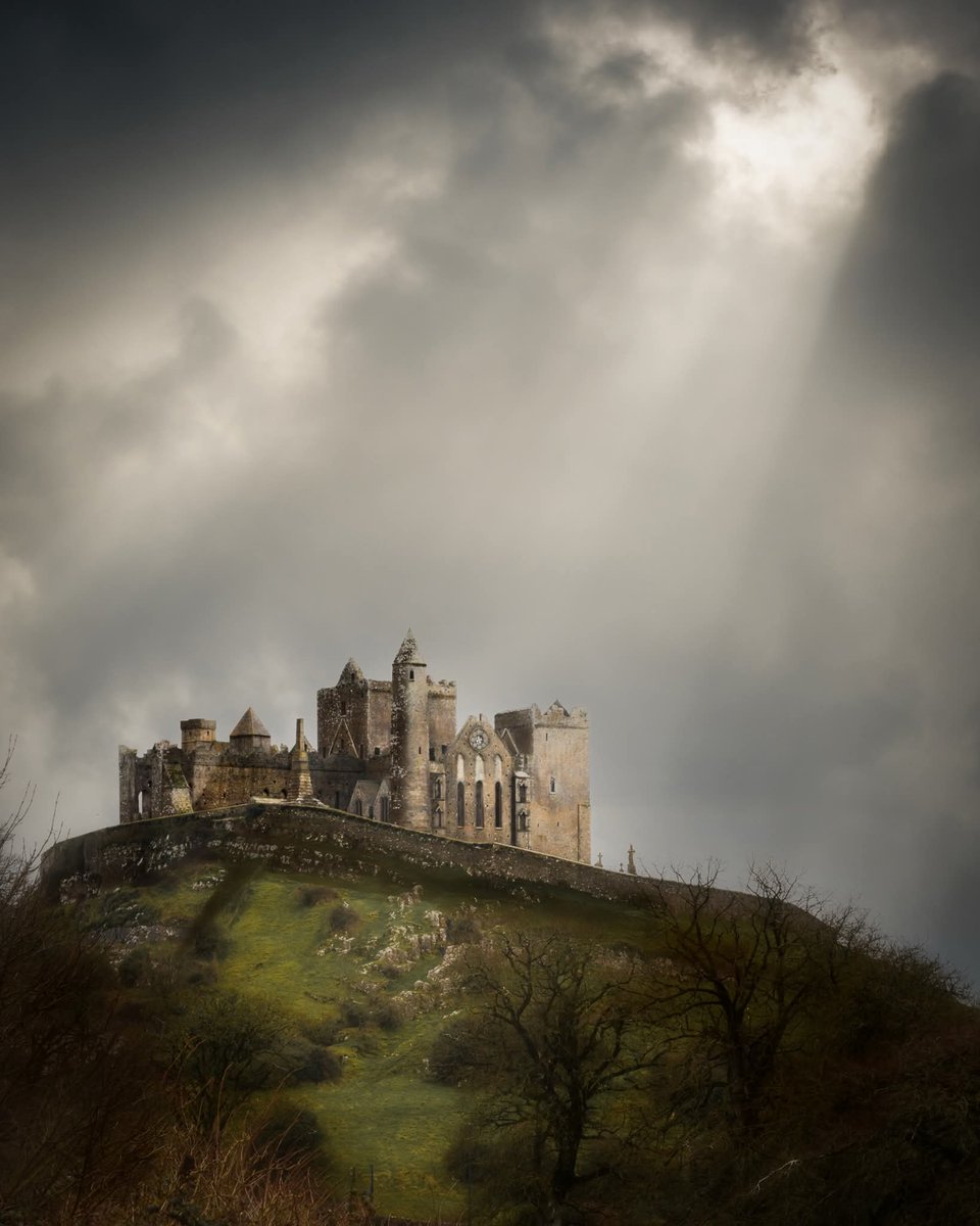 ThisIsIreland3's tweet image. The Rock of Cashel
Originally the seat of the kings of Munster, according to legend St. Patrick himself came here to convert King Aenghus to Christianity. Brian Boru was crowned High King at Cashel in 978 &amp;amp; made it his capital

📍 Co. Tipperary - Ireland ☘️ 

#Tipperary #Ireland