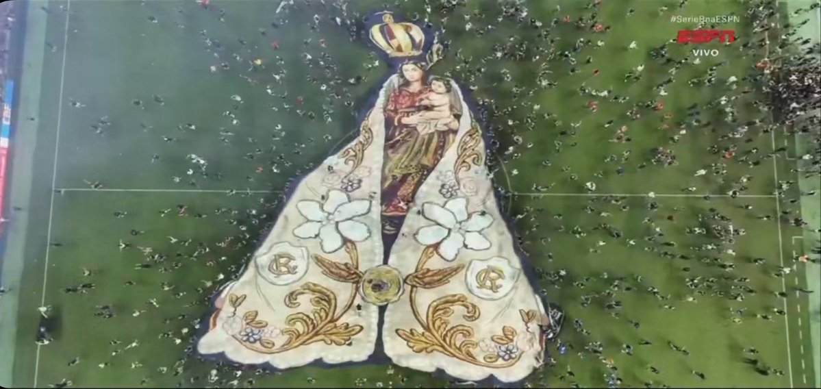 CentralDoBrega's tweet image. Torcida do Remo invadiu o gramado após o acesso e ergueu uma bandeira de Nossa Senhora de Nazaré

LINDO DEMAIS!