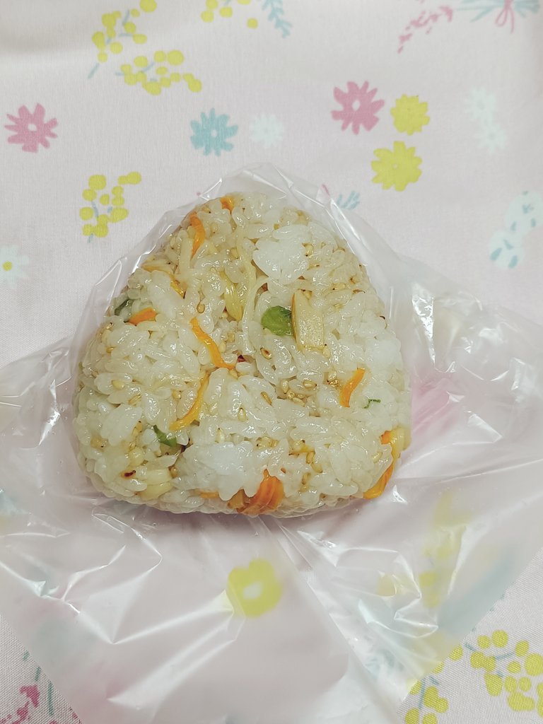 おはようございます☔
今日のおにぎりはカニカマと昆布茶のおにぎりです🦀🍙なんちゃって蟹飯風（笑）
#OnigiriAction
#OnigiriActionFORJAPAN