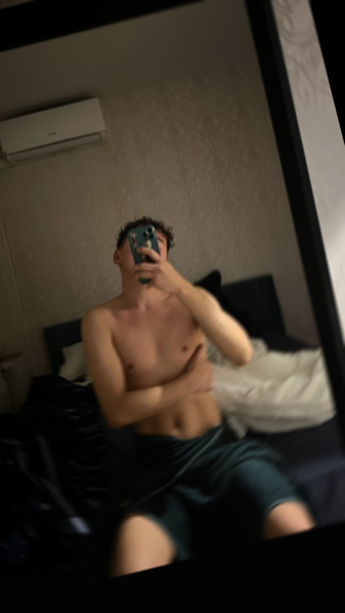 Rusto199's tweet image. Получил сообщение от бывшего: чтобы моей ноги больше не было в его доме. Похоже, всё из-за его нового парня, ну и ладно. Интересно, как теперь продолжать общаться с его семьёй?