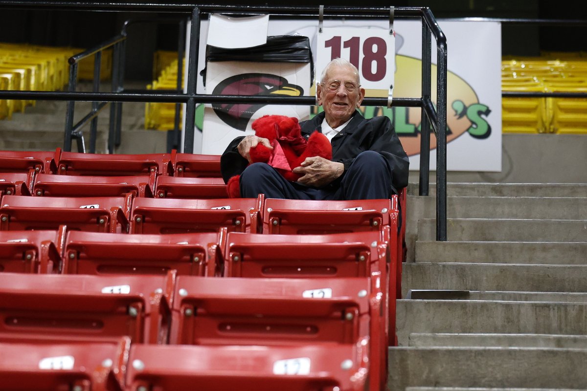 ULMwbb's tweet image. Fans, thank you for showing up and tossing teddy bears today🧸