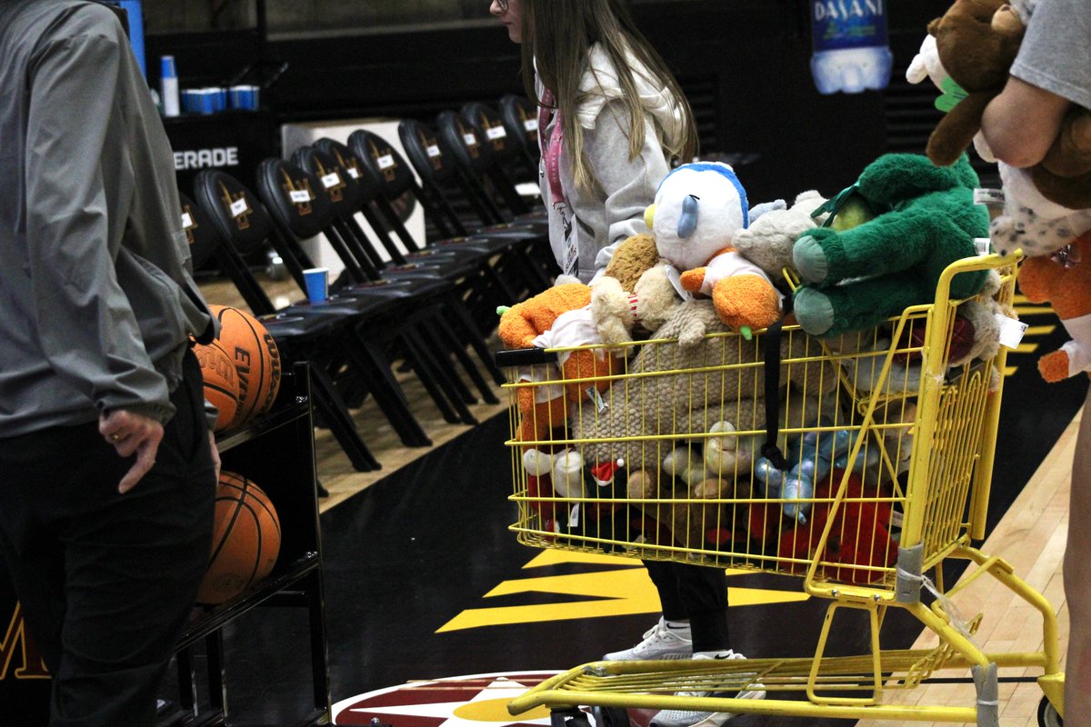 ULMwbb's tweet image. Fans, thank you for showing up and tossing teddy bears today🧸