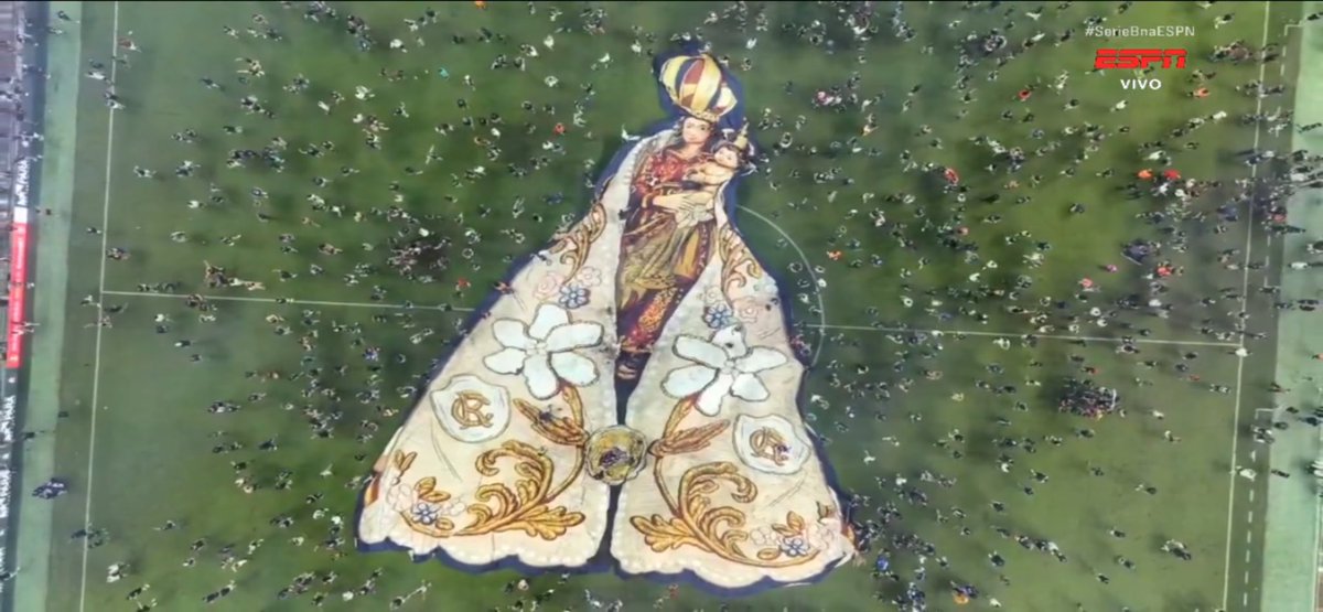 DataFutebol's tweet image. A torcida do Remo invadiu o gramado e estendeu uma imagem da Nossa Senhora de Nazaré no gramado do estádio. 

Espetacular!