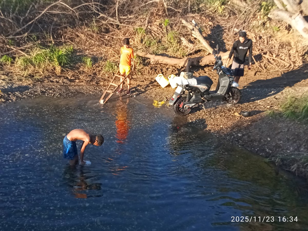 pilonmayari's tweet photo. 📷 Arroyo el Palo, uno de los más de CIEN ríos y arroyos del municipio de Mayarí. 👀 Ante la rotura de motores de bombeo,  varios pobladores de Guerrita y otros asentamientos cargan el líquido desde aquí. https://t.co/2RdZahZved