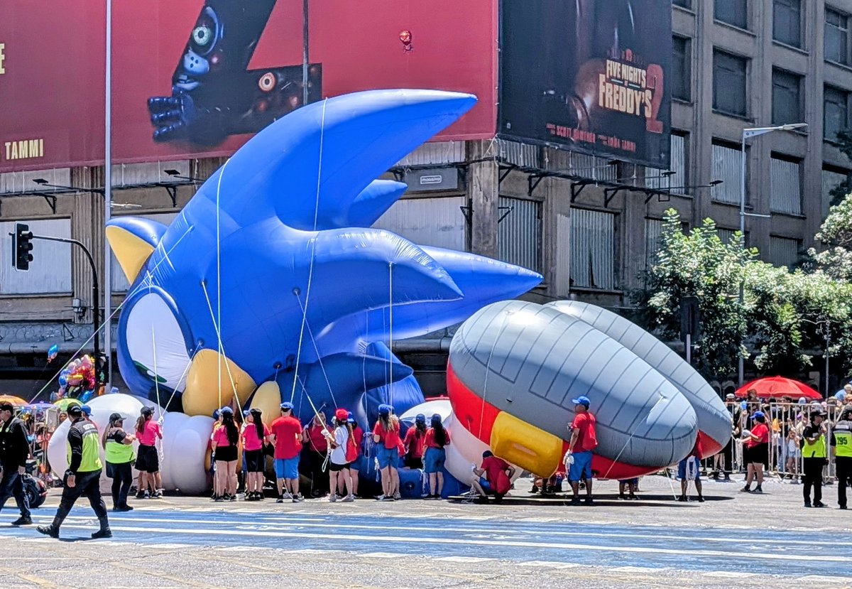 ham_sonic's tweet image. Sad news everyone 
The patch came undone. 

Sonic is down again 😞
He almost made it to the finish

El globo Sonic se desinfló 😭
#parisparade