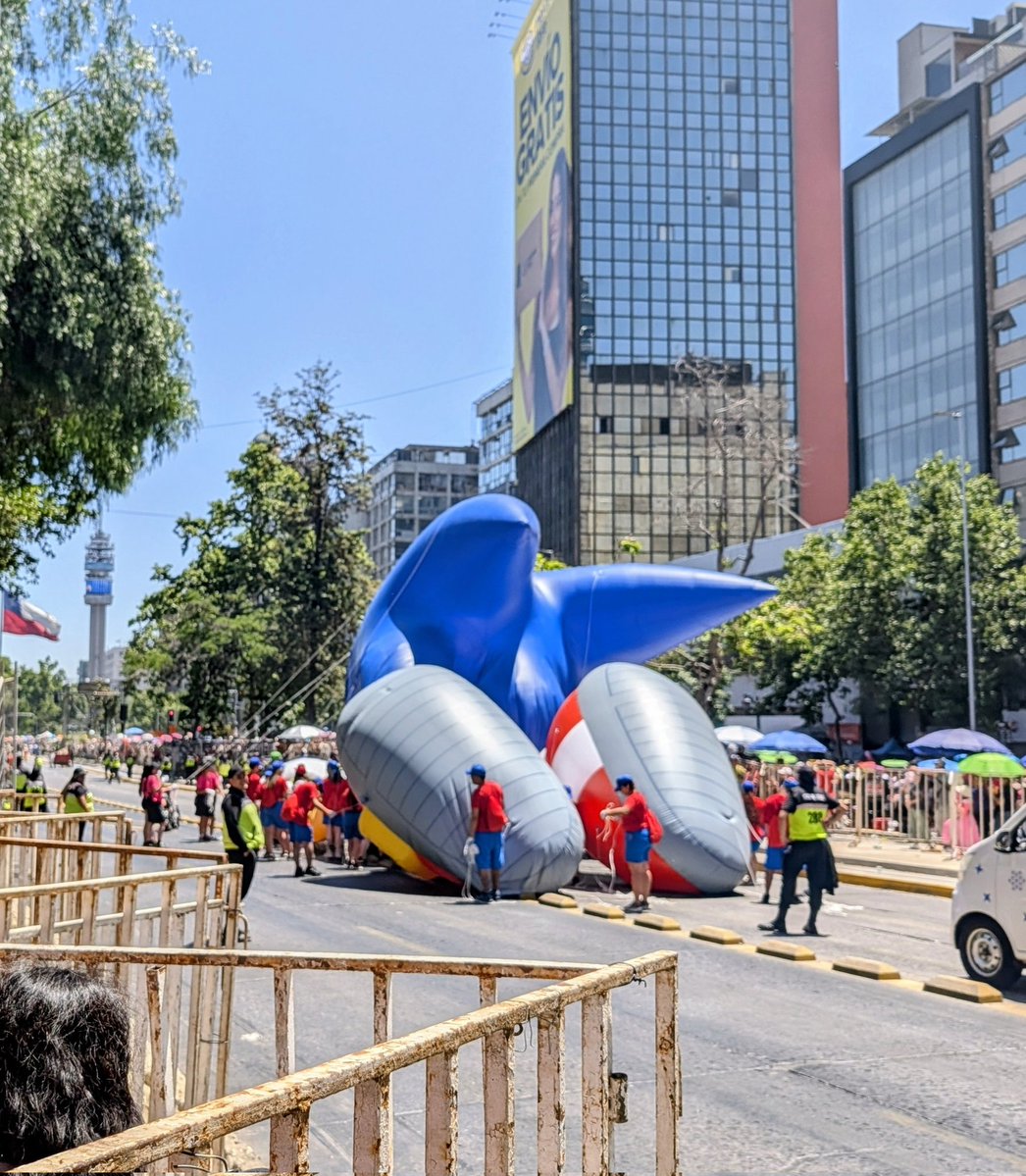 ham_sonic's tweet image. Sad news everyone 
The patch came undone. 

Sonic is down again 😞
He almost made it to the finish

El globo Sonic se desinfló 😭
#parisparade