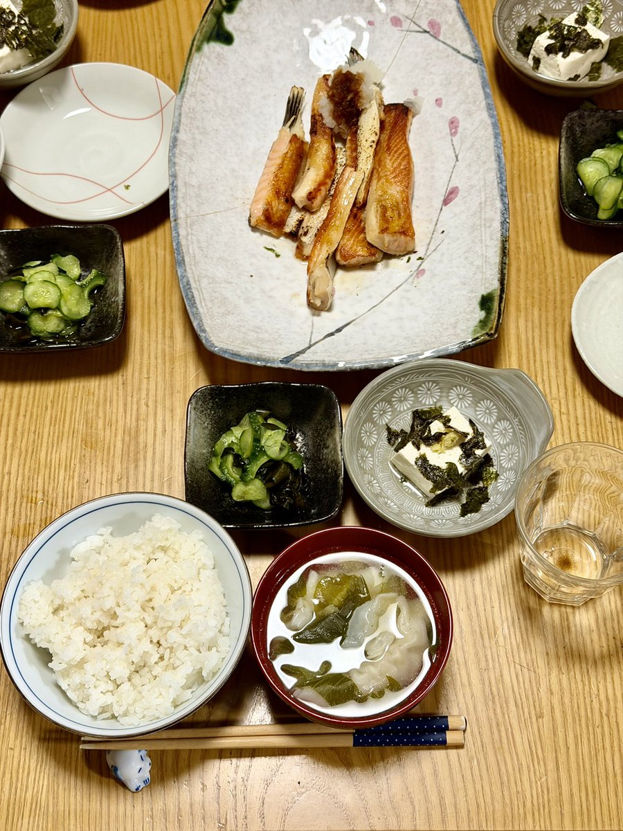 springboardjp's tweet image. 昨日の晩めし、
鮭のハラス焼、
キュウリとゴーヤとワカメの酢の物、
温奴、
7歳の自由形みそ汁餃子入り、
ごはん
