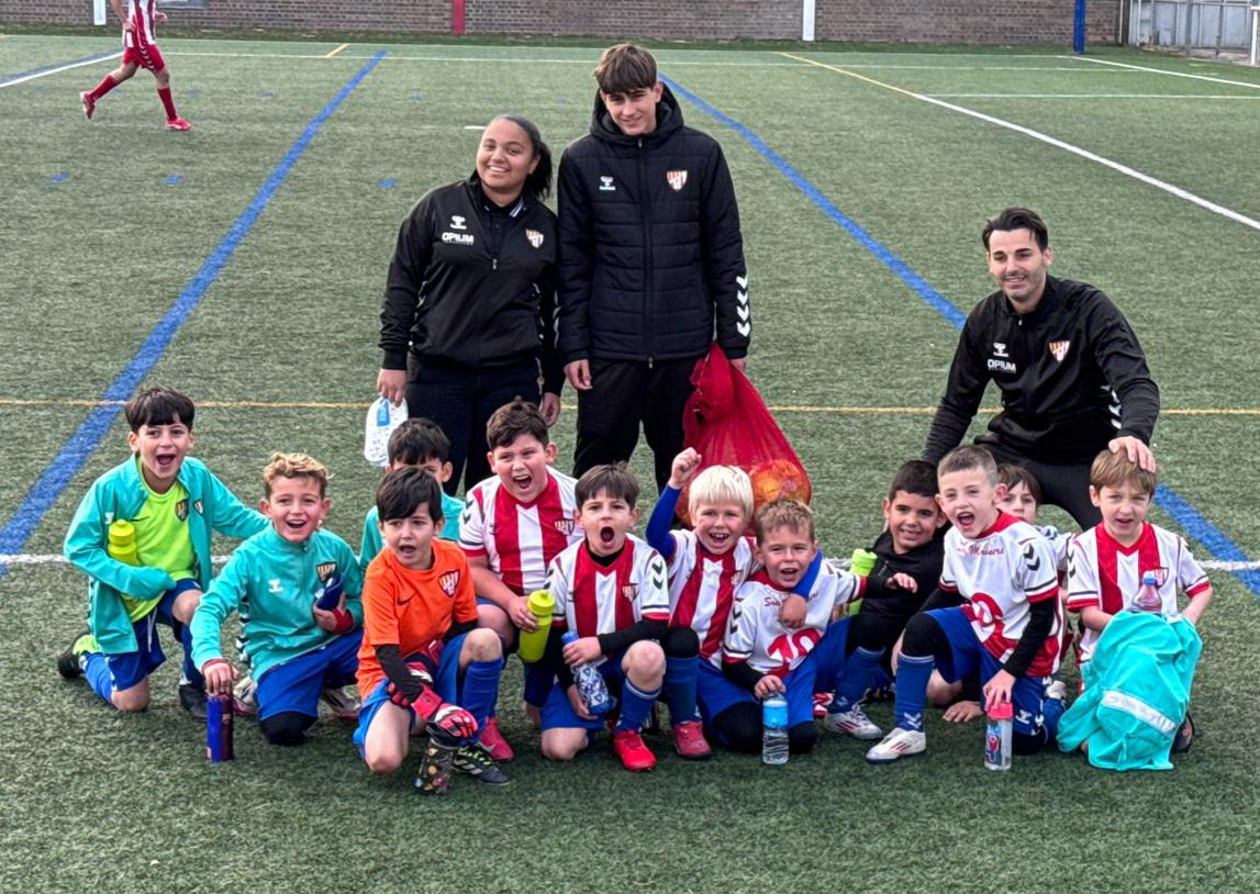 SomMariners's tweet image. Quina manera de competir té el S7 mariner 😍

Els més petits del Club en competició i quina temporada ens regalen 💪🏻

Victòria Avui a 🏡🆚 Cinc Copes (5-2).

Som-hi, mariners! ⚓

#SomMariners 🔴⚪ #Barceloneta