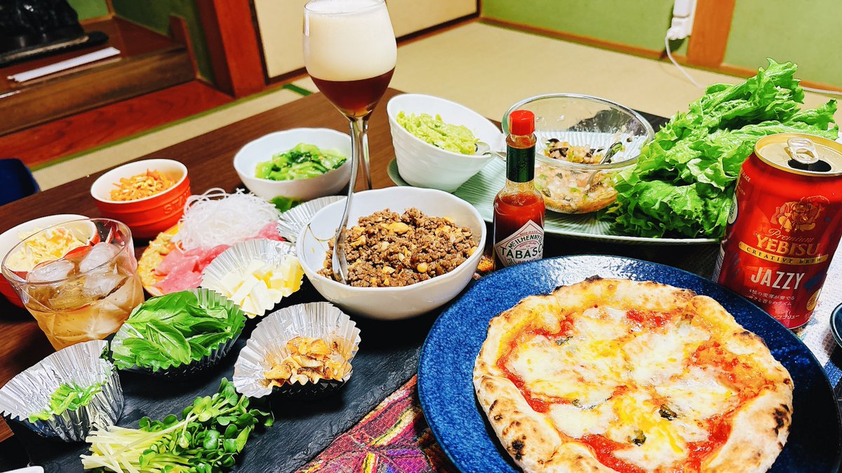 🍕
大島で人気のnagiさんのpizzaと
最近ハマってるタコス🌮
タコミートにワカモレ🥑＋🧄🧀🌿🌶
手作りサルサソース🇲🇽をかけて
レタス🥬で巻くからヘルシー...♪*ﾟ
 
エビスのJAZZY🍻 で
いただきました😋

連休最終日ですね🔆｡°
皆さま素敵な1日を🍂°̥࿐