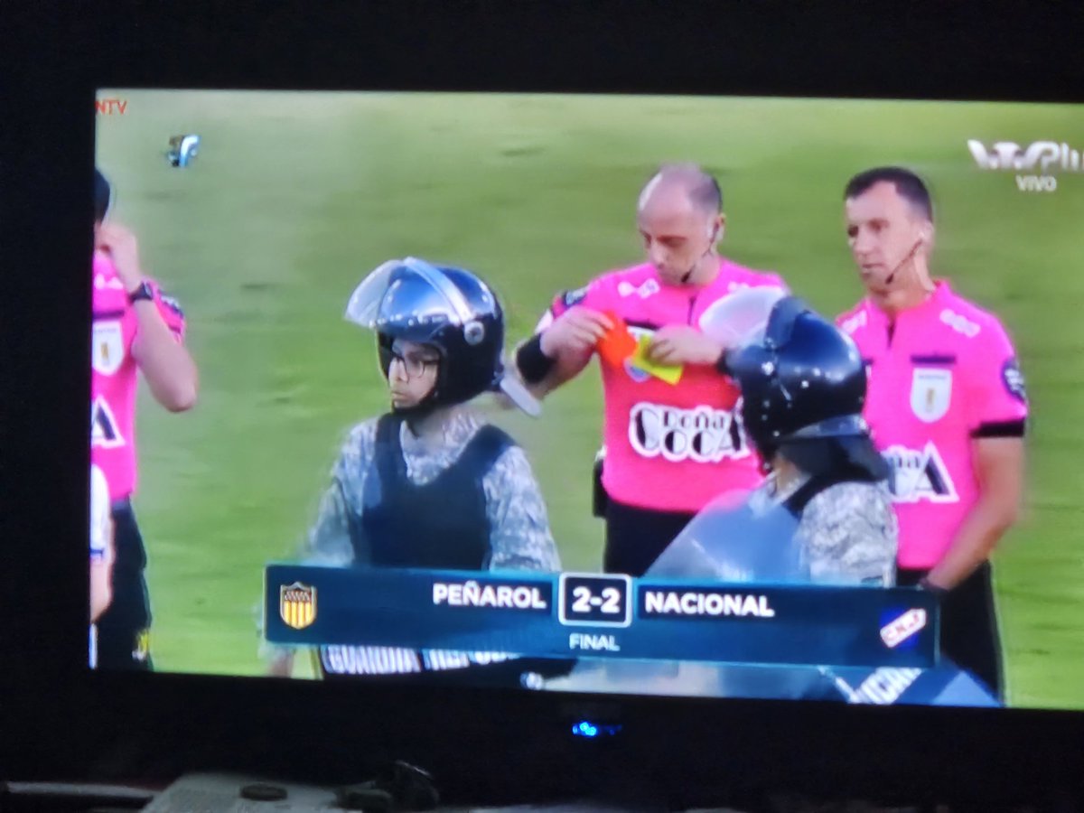 tranmerekev's tweet image. It&apos;s all going off after the final whistle in Montevideo. On the pitch and in the tunnel.

Police on the pitch, the referee handing out red and yellow cards.

Penarol came from 2-0 down to snatch a draw.

The 2nd leg is next Sunday.
