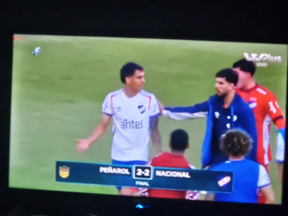 tranmerekev's tweet image. It&apos;s all going off after the final whistle in Montevideo. On the pitch and in the tunnel.

Police on the pitch, the referee handing out red and yellow cards.

Penarol came from 2-0 down to snatch a draw.

The 2nd leg is next Sunday.