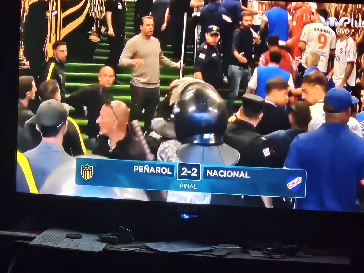 tranmerekev's tweet image. It&apos;s all going off after the final whistle in Montevideo. On the pitch and in the tunnel.

Police on the pitch, the referee handing out red and yellow cards.

Penarol came from 2-0 down to snatch a draw.

The 2nd leg is next Sunday.