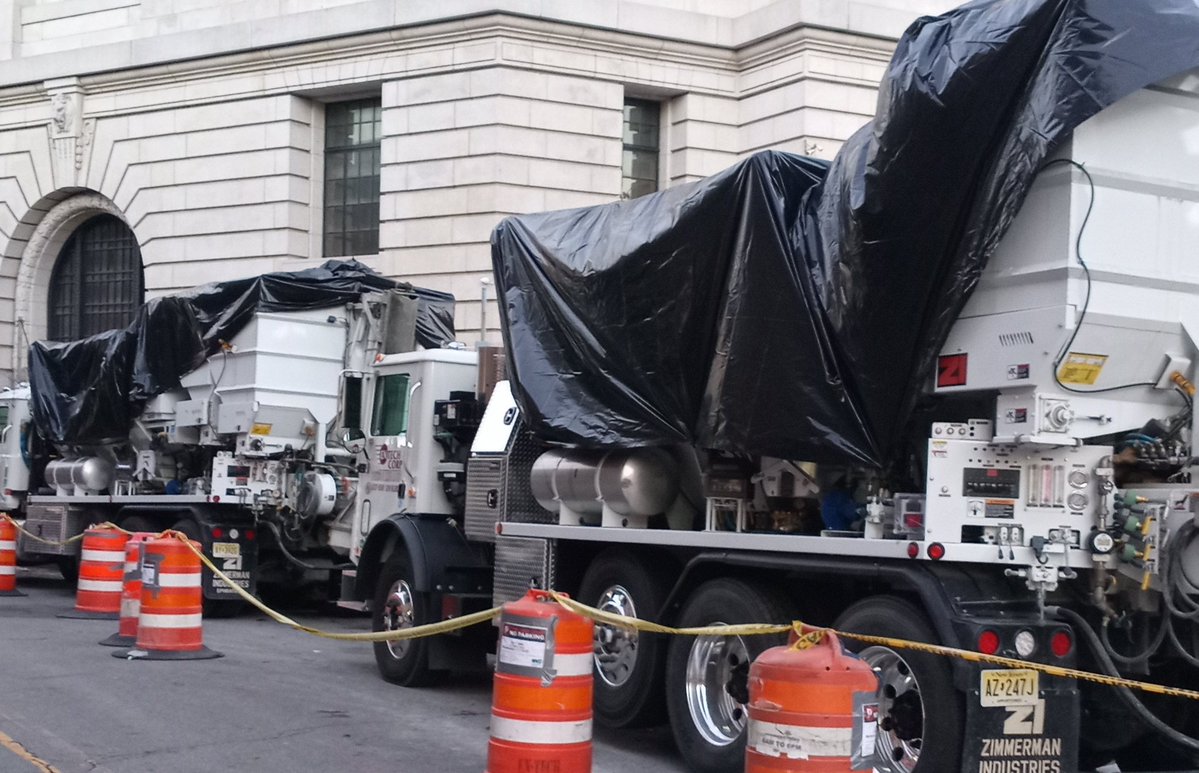 westsan's tweet image. I gather the &quot;Foaming-Concrete-Mixture&quot; is highly susceptible to moisture
…Pumping stops in RAIN &amp;amp; extreme COLD

#outofGOTHAM #outofZION