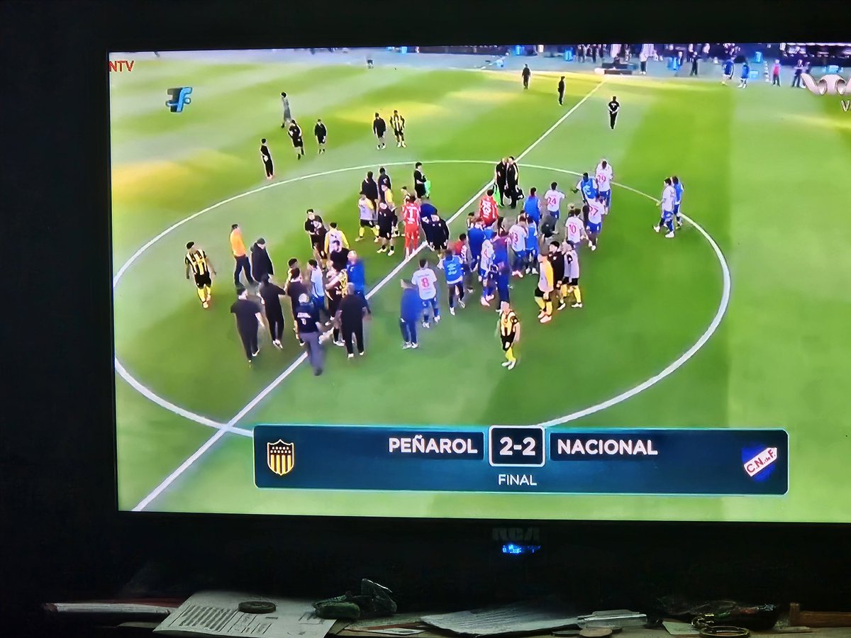 tranmerekev's tweet image. It&apos;s all going off after the final whistle in Montevideo. On the pitch and in the tunnel.

Police on the pitch, the referee handing out red and yellow cards.

Penarol came from 2-0 down to snatch a draw.

The 2nd leg is next Sunday.