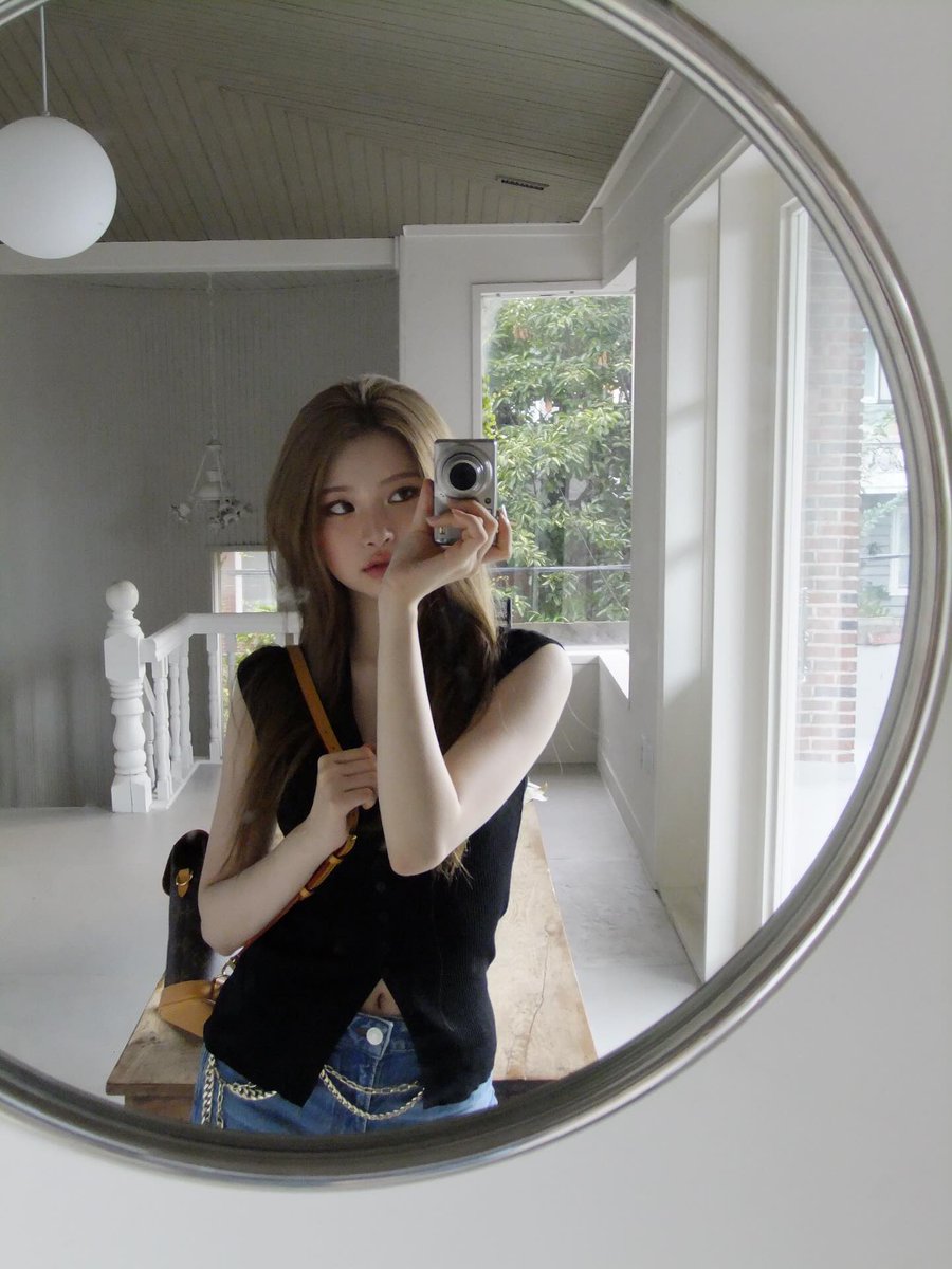 ladyeswan's tweet image. ㅤ
                 ꒰ #moiCHÉRII ꒱ 
      ᰔᩚ 𝐹𝑟𝑜𝑚 𝑡ℎ𝑒 𝑊𝑖𝑛𝑡𝑒𝑟 𝗗𝗔𝗥𝗔 ⛵️

It's too early to say good morning?
ㅤ