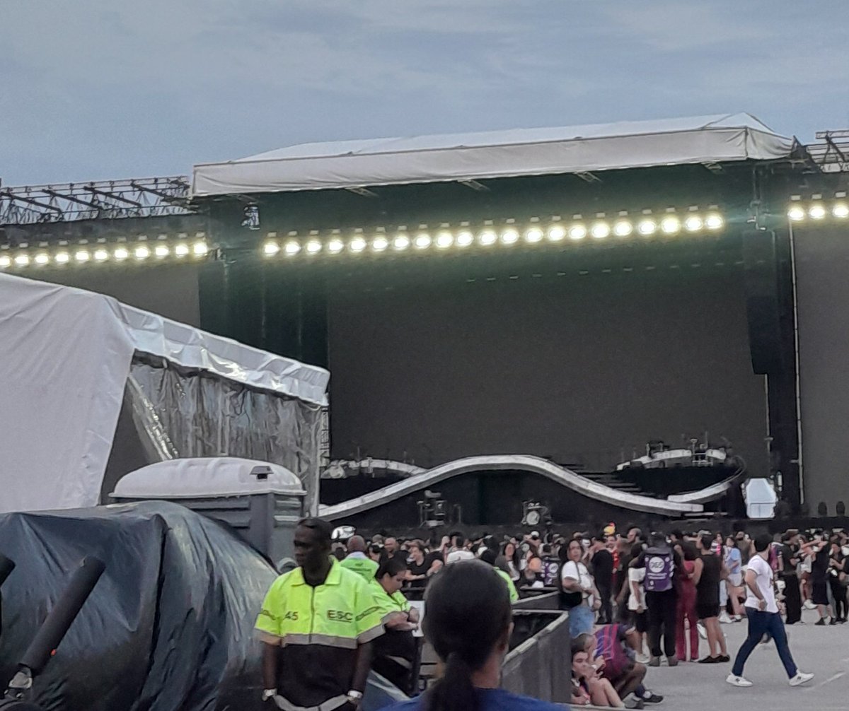 liabarrcs's tweet image. eu simplesmente não vi essa performance por causa dessa merda dessa tenda branca e das estruturas imensas que tinham ali!!! o pessoal que caiu na pista comum só se fodeu