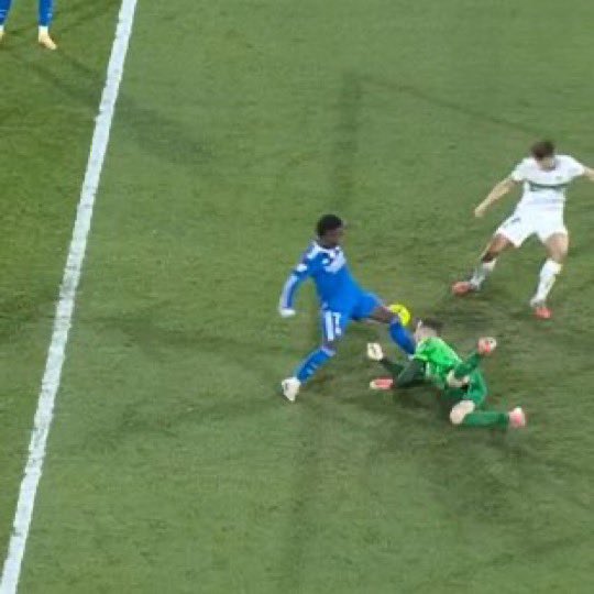 jotajordi13's tweet image. Patadón en la cara del Iñaki, sangre… y nada. Gol del Real Palancas
Robo al Elche y Florentino llorando esta mañana…