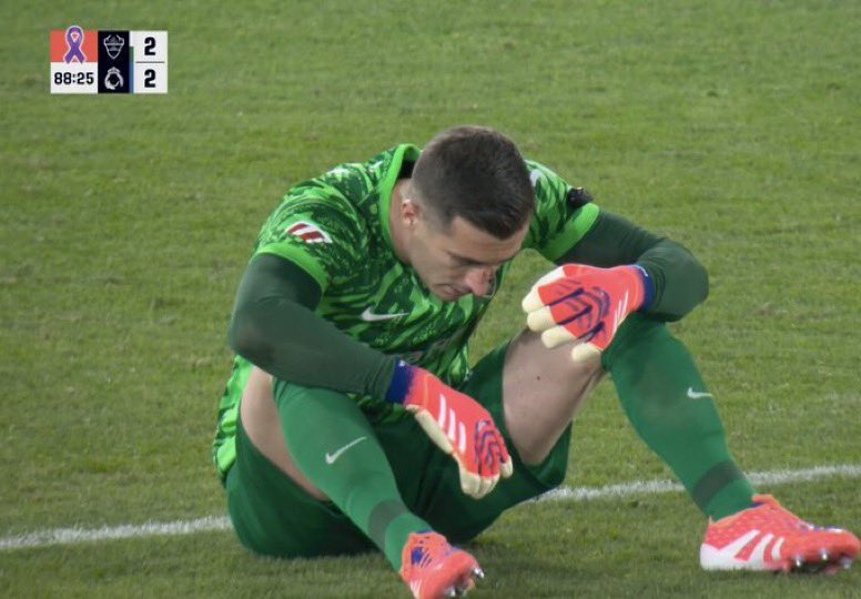 jotajordi13's tweet image. Patadón en la cara del Iñaki, sangre… y nada. Gol del Real Palancas
Robo al Elche y Florentino llorando esta mañana…