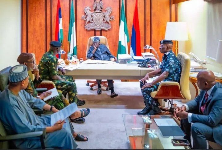 FiwajomiIam's tweet photo. President directs withdrawal of police attached to VIPs to complement fight against insecurity💯
If you see them with them, just snap them and post am online for them with prove📸
#ultimatesearch #Nigeria #Police https://t.co/aQlnO6nlk3