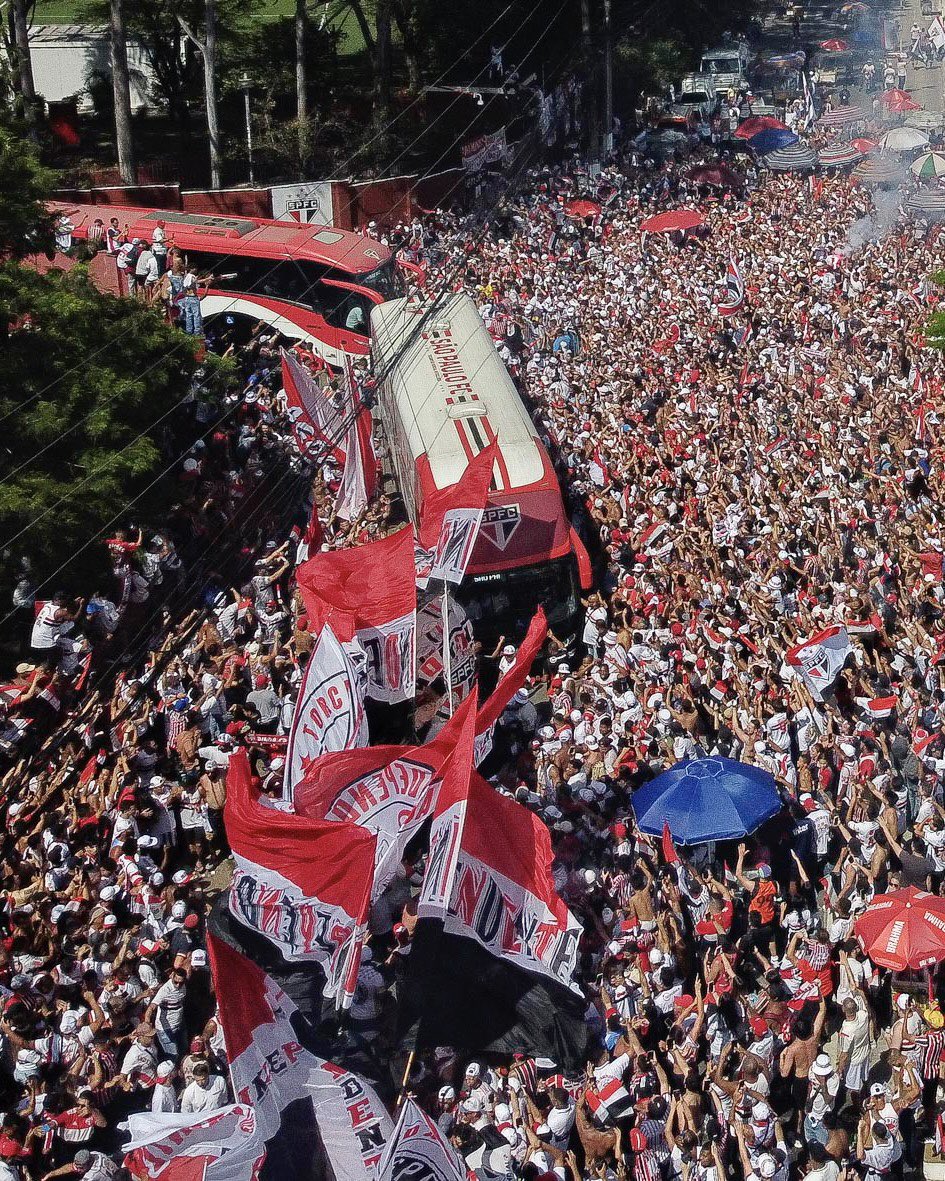 jogosspfc's tweet image. Saída da delegação do São Paulo para o jogo de ida da final da Copa do Brasil de 2023.

📸 @SaoPauloFC