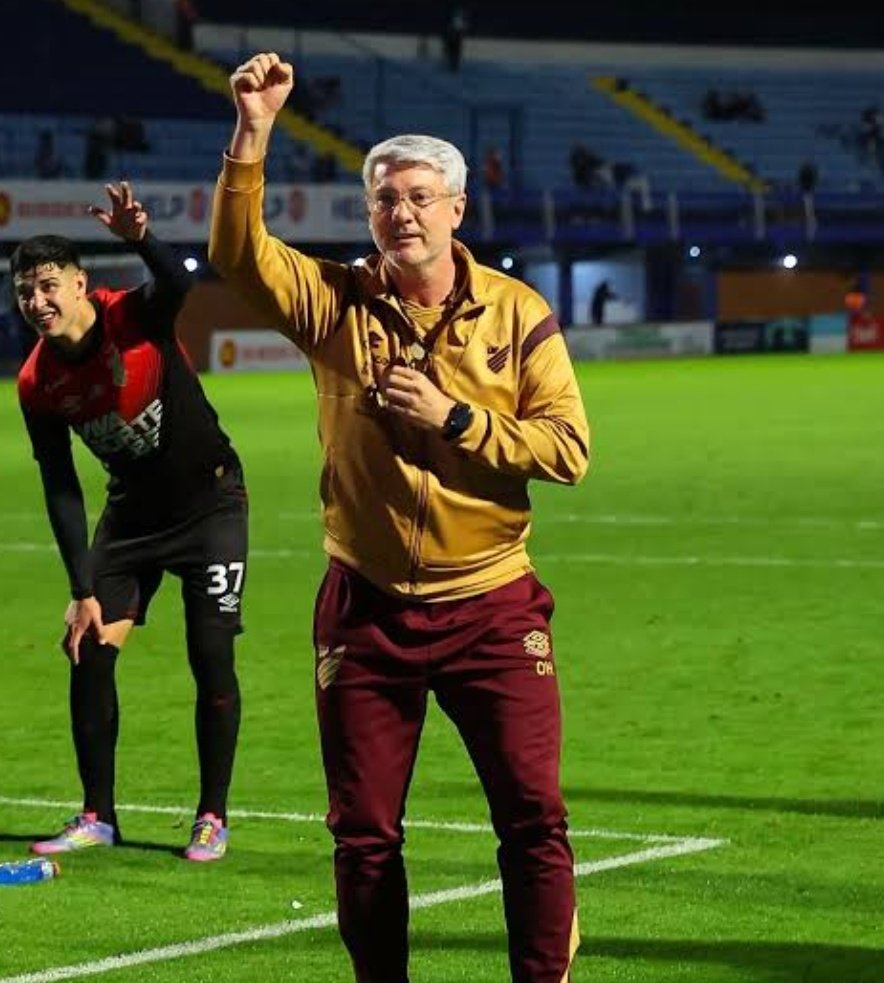 ODAIR PAPITO HELLMANN: O NOME DO ACESSO DO ATHLETICO

Odair chegou e de inicio oscilou bastante. Remontou o 11 titular mesclando o que já tinha com as novas contratações. Indicou jogadores e fez o meio de campo quando essa diretoria se mostrava completamente perdida e sem força