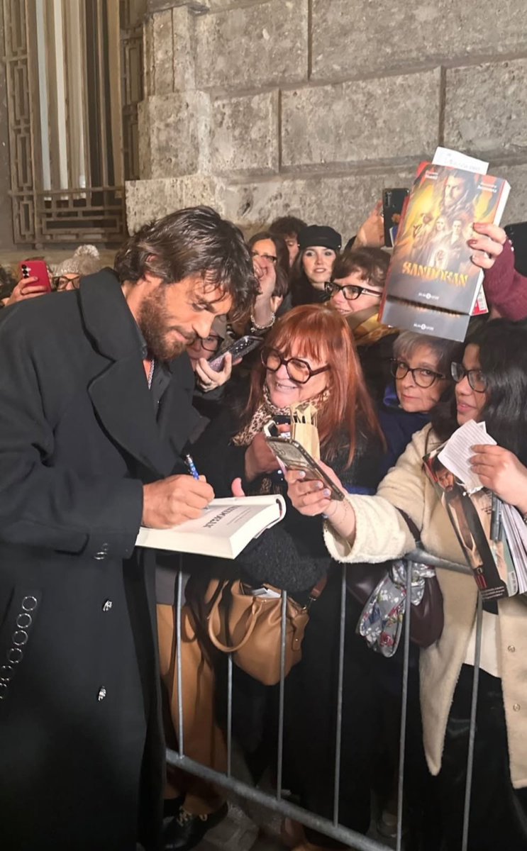 Y entonces un día te das cuenta que todo comienza de nuevo...
Y la sonrisa vuelve a ser la dueña de tu vida. 🤗🤟😉
#CanYaman 🍓🍫
#CandemHastaLaMedula 💪❤️❤️