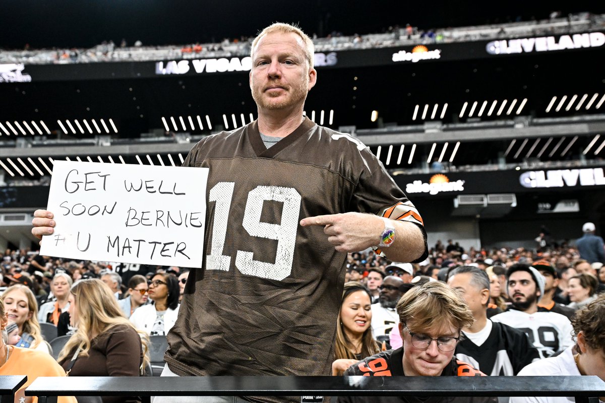 the #DawgPound always supporting @BernieKosarQB, even on the other side of the country 🤞 