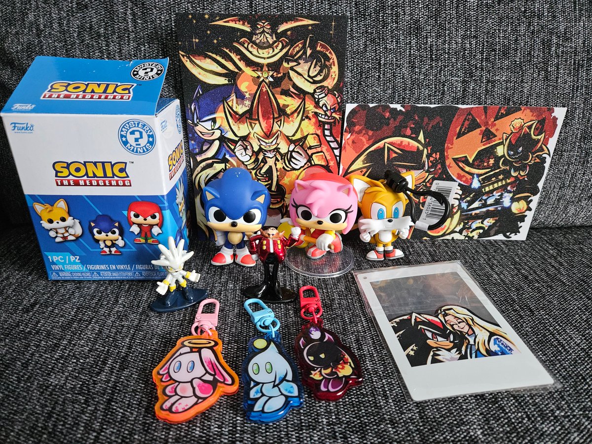 Ghostiees's tweet photo. Newest Sonic haul for my birthday, an assortment of figures and fanmade merch made by my dear friend @7marichan7! Thank you so much, I'm so grateful and I love everything!π
The Nano Metalfigs are so heavy despite their tiny size!π²
#SonicTheHedgehog #SonicCollection https://t.co/4Qz9BJH9Df