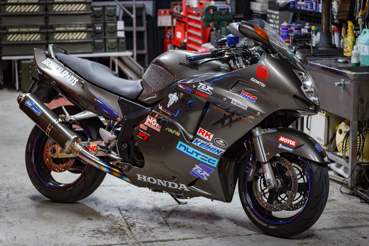 XuaKCSrm6mV4MmE's tweet photo. 11月24日(月)

本日通常出勤です😊
今日も皆様御安全に🏍️

ブラバはいいぞう(*´﹃｀*)
@HND_SC35 

#CBR1100XX #SC35 https://t.co/LCe7B8wZXw