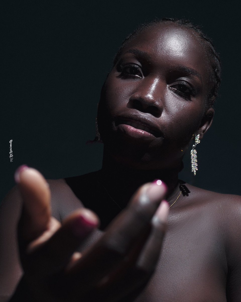 Série portrait: 30 jours 30 visages – Jour 23

Une lumière, un regard, une histoire.
👩🏽‍🦰: Nelly

📞 +229 01 58336433
📍 Atrokpocôdji
©️ Rosecord XII Studio

________________________
#PortraitsDuMois #Rosecord #HumanLight #BeninPhotography #PhotoArt #CreativeSoul #StudioStory