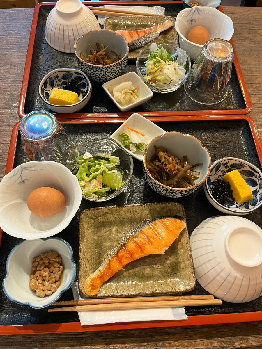 sasaosou's tweet image. おはようございます
今日の朝ごはん🍚
かれこれ1ヶ月お休みがなくてちょっぴり疲れが出はじめました🥹
必要とされる事は有難いことですね！
うぉし今日も頑張りますよ💪
#八丈島
#ゲストハウス