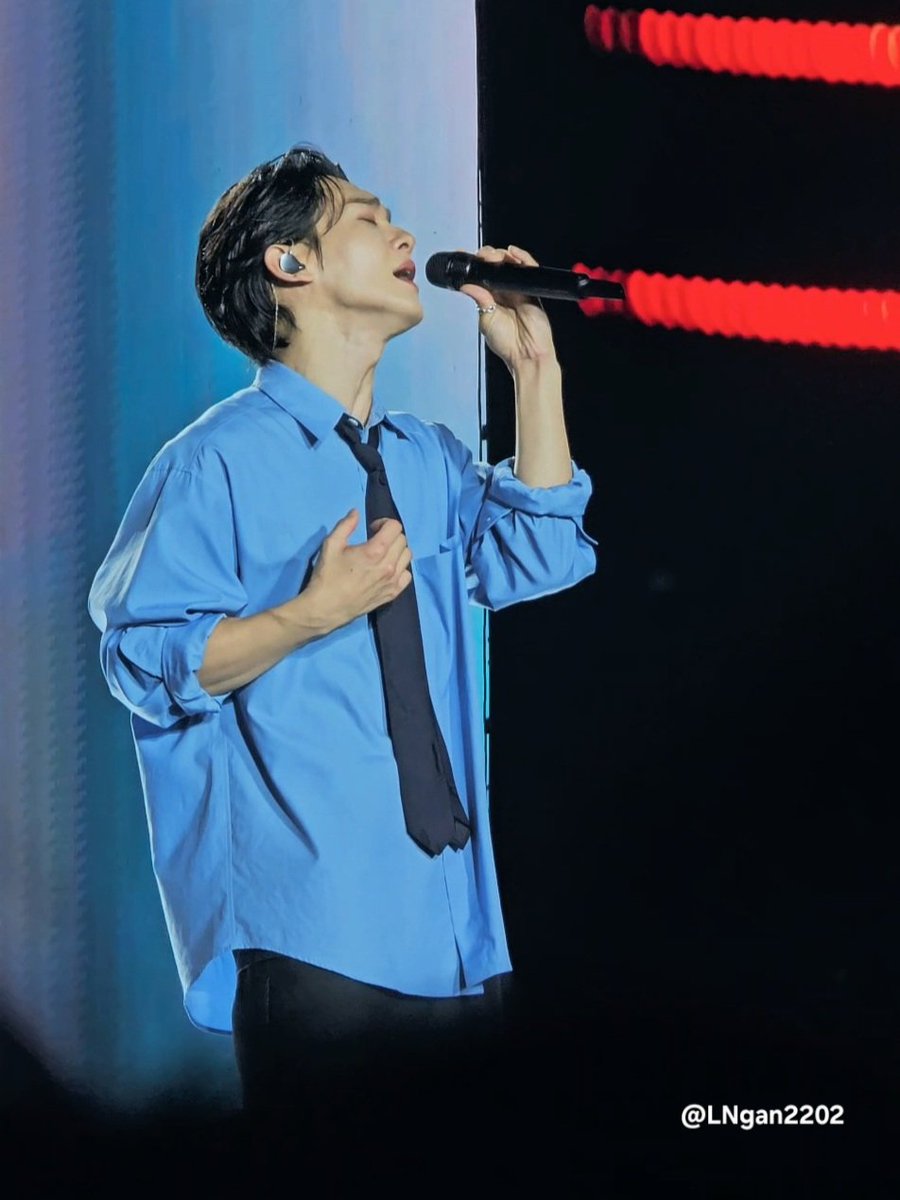 lanngan2202's tweet photo. I can't take my eyes off him when he sings.

#CHEN #첸 #김종대 #엑소 #2025_KPOPSUPERCONCERT https://t.co/1lIqBzHOUh