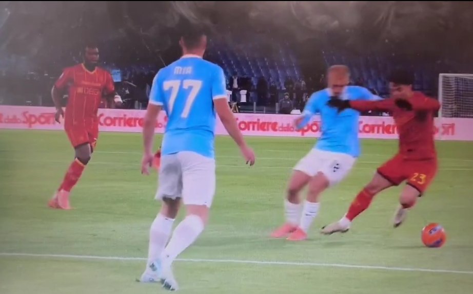 DanieleBibo's tweet image. Annullato il gol del #Lecce contro la #Lazio per questa roba qui e non per un fallo clamoroso non visto su #Basic.