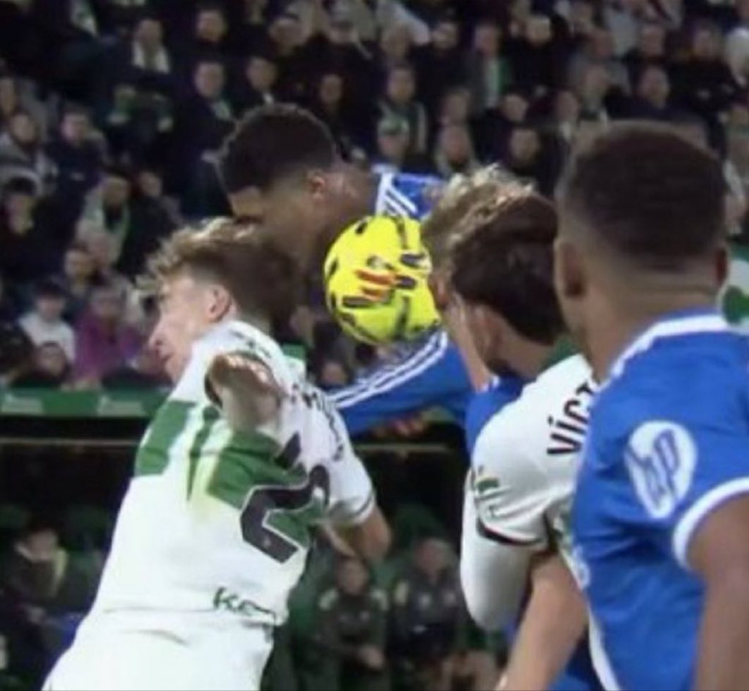 VozElcheCF's tweet image. Es enserio tío este puto robo? No es un gol sino dos, que vergüenza y que asco de equipo, ser antimadridista para los que amamos el fútbol tiene que ser obligado, #Robo otro año mas, contra esto tenemos que dar gracias de almenos llevarnos 1 punto, ha faltado&quot;penalti para el RM&quot;