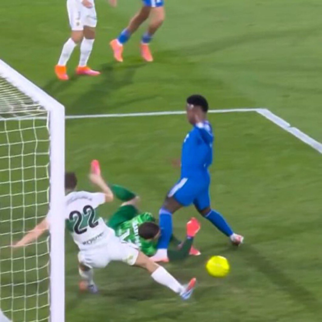 VozElcheCF's tweet image. Es enserio tío este puto robo? No es un gol sino dos, que vergüenza y que asco de equipo, ser antimadridista para los que amamos el fútbol tiene que ser obligado, #Robo otro año mas, contra esto tenemos que dar gracias de almenos llevarnos 1 punto, ha faltado&quot;penalti para el RM&quot;